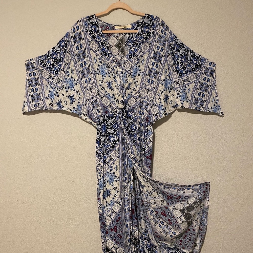 Wide sleeved dress with side slit